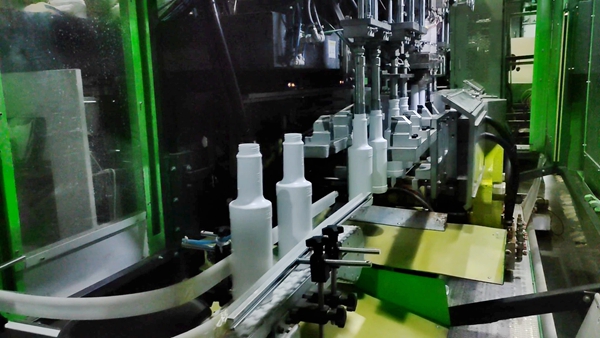 興田塑膠：吹塑生產(chǎn)車(chē)間自動(dòng)化傳送線