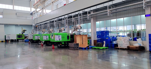 興田塑膠吹塑及吹瓶生產(chǎn)車間